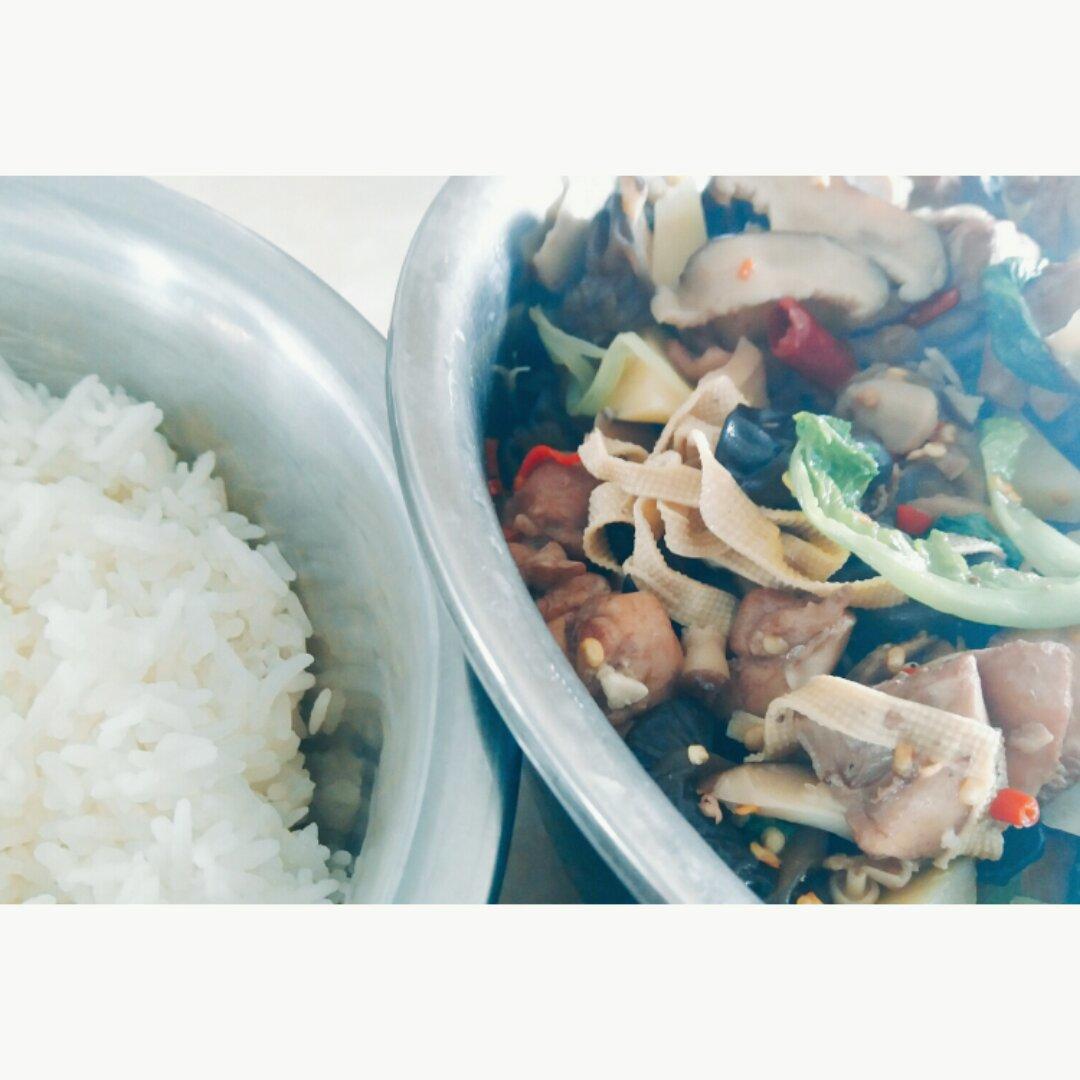 【黄焖鸡米饭】