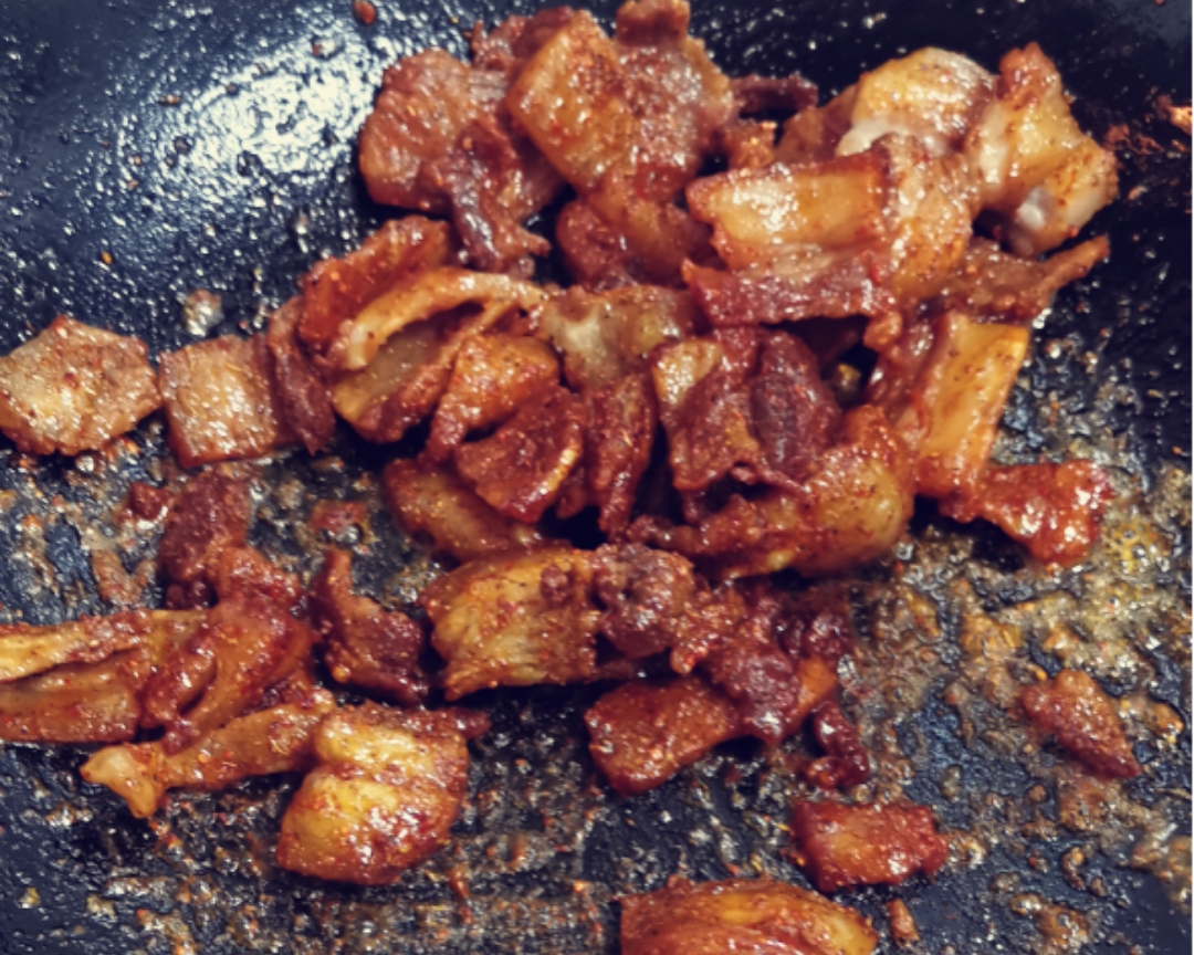 “椒盐五花肉” 一口炒锅就能吃到烧烤的做法 步骤5