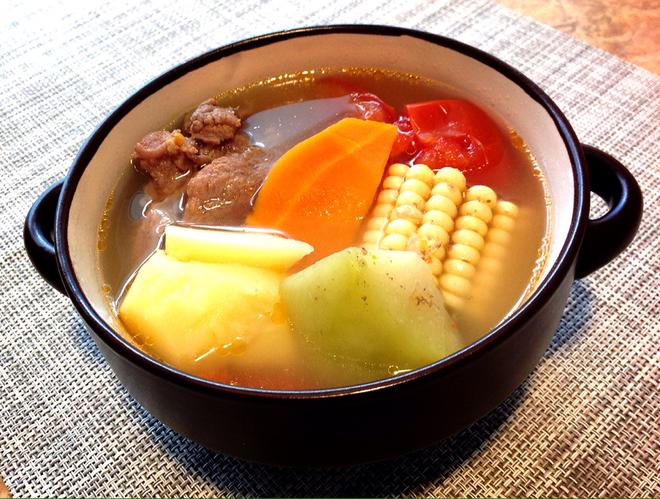 牛骨鲜蔬汤（健康养生鲜甜，超级简单）的做法
