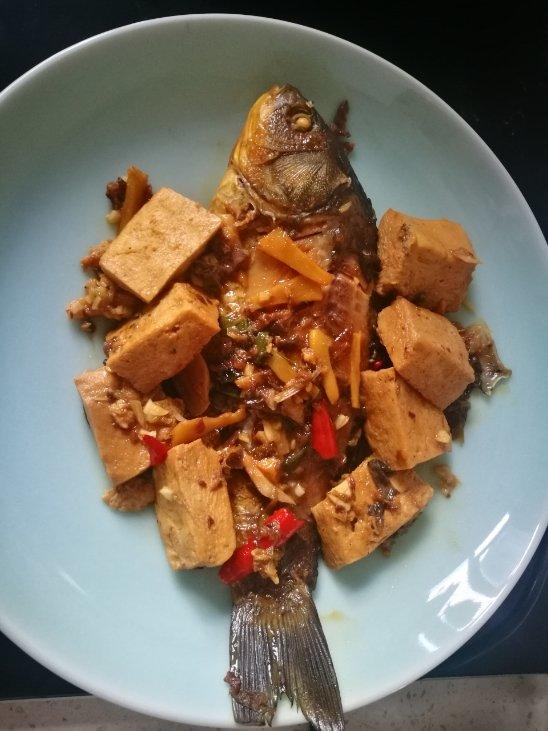 鲫鱼炖冻豆腐