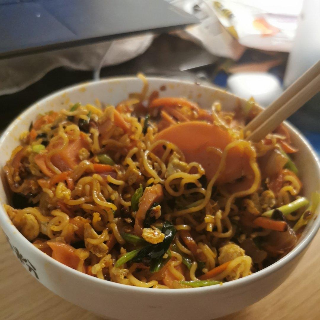 路边摊风味炒方便面