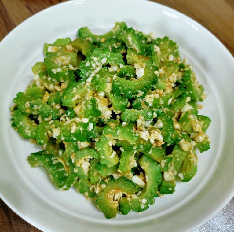 台湾菜咸鸭蛋炒苦瓜