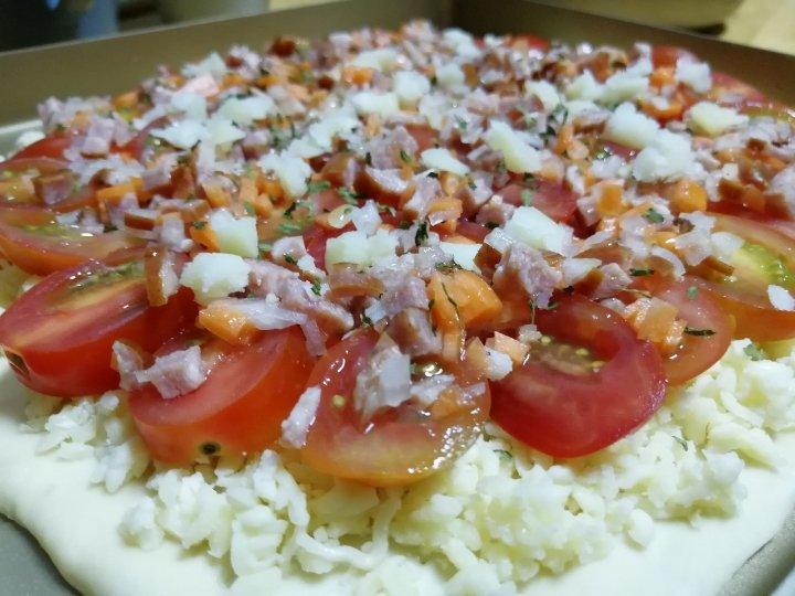 番茄芝士薄底披萨