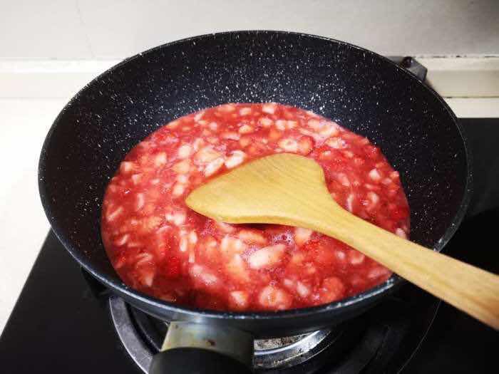 草莓波波蛋糕卷（内含草莓酱做法）的做法 步骤4