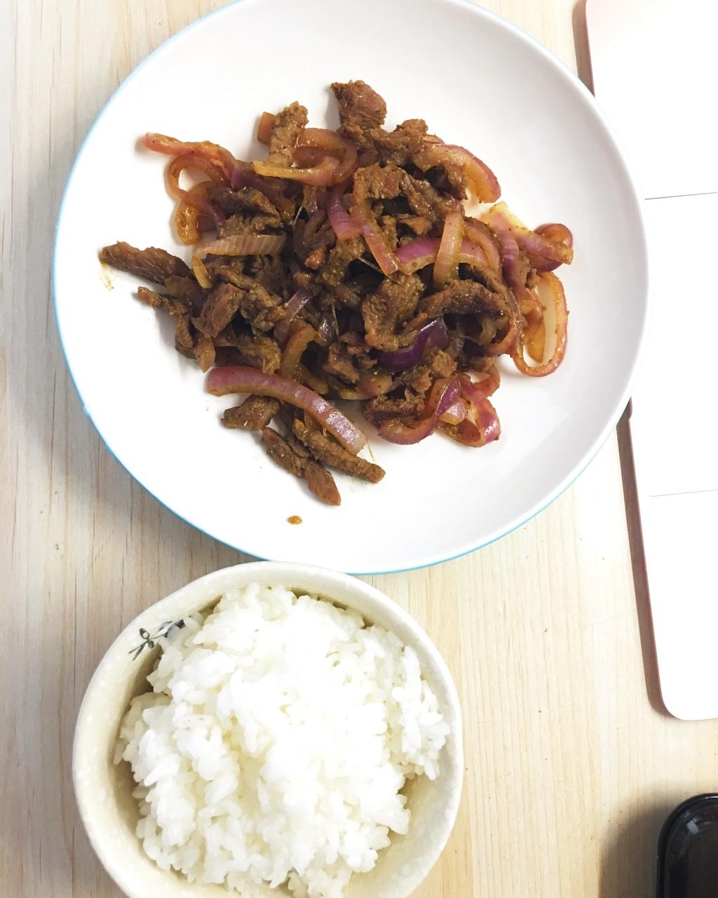 孜然洋葱炒牛肉粒