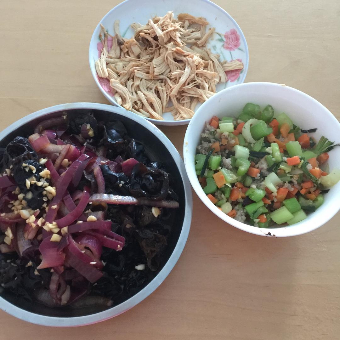 洋葱拌木耳