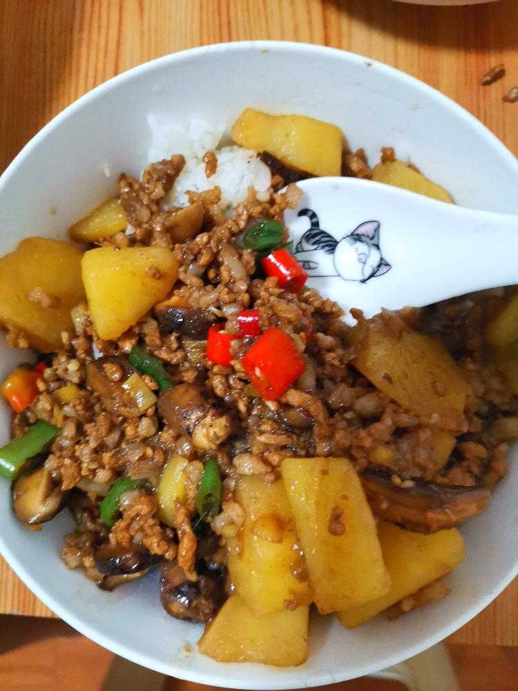 香菇土豆肉沫拌饭的做法