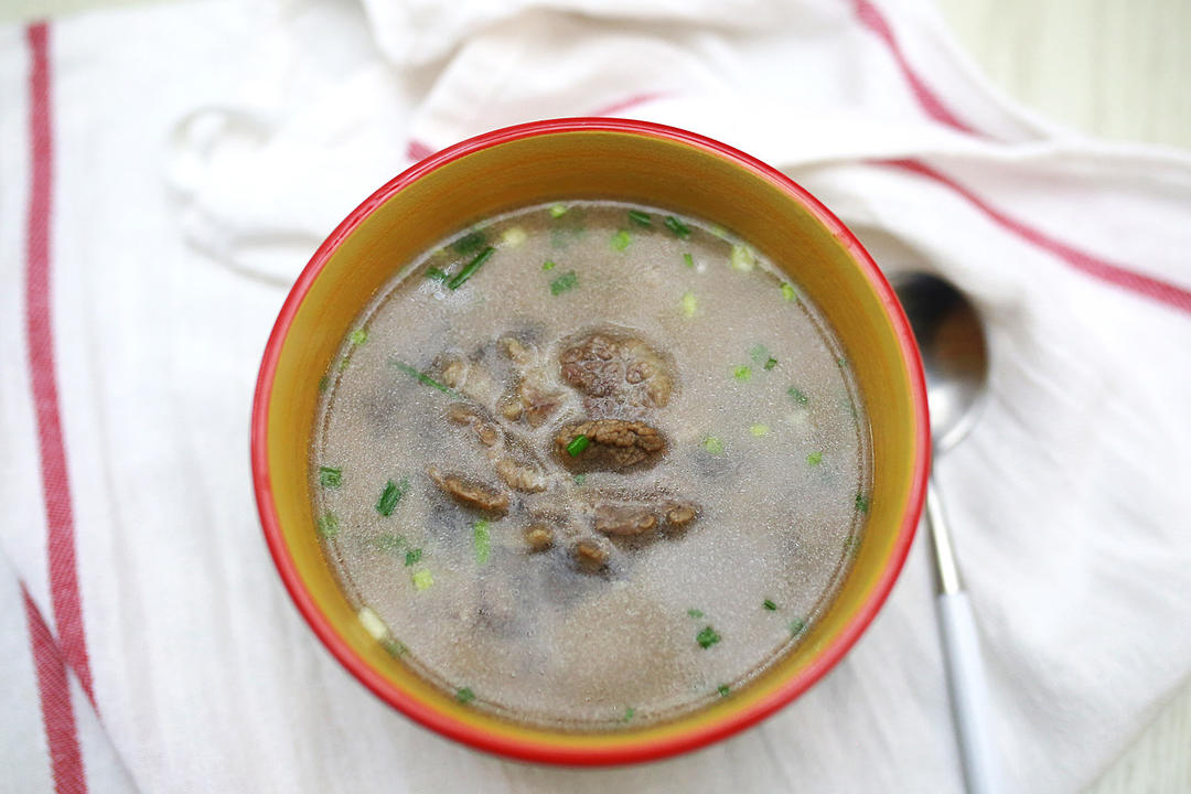 炒了滚汤,从小到大,广东人的汤分为两种,一种是老火炖汤,一种是生滚汤