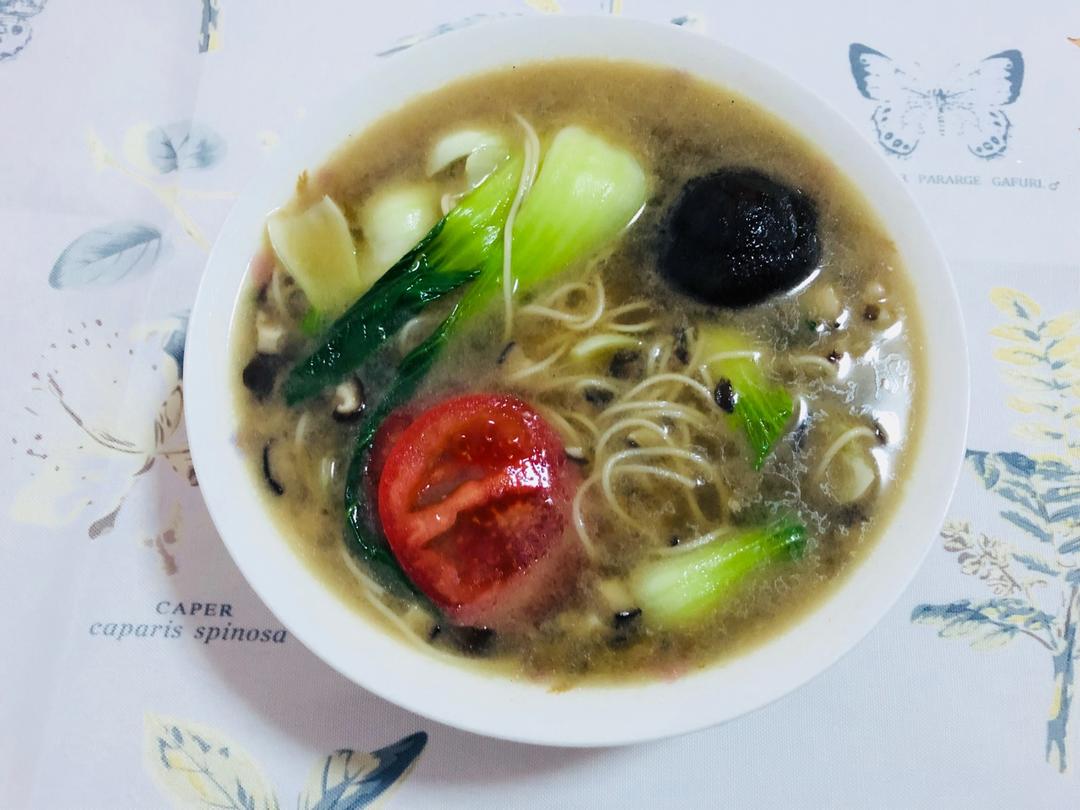 菌汤面条 看得见的香菇 尝得到的鲜美 这才是真正的菌汤