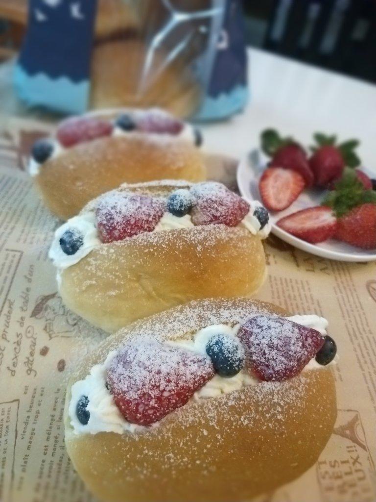 雪顶草莓奶露软欧-馋哭亲外甥配马斯卡彭奶油霜