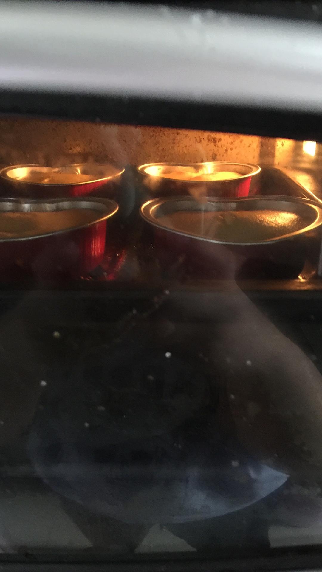 配方超级简单的焦糖炖蛋，鸡蛋布丁的做法 步骤5