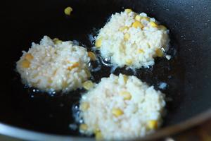 甜玉米煎米饭饼的做法 步骤5