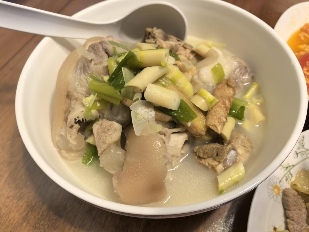 不油不腻不骚的清汤黄豆炖猪蹄猪脚汤