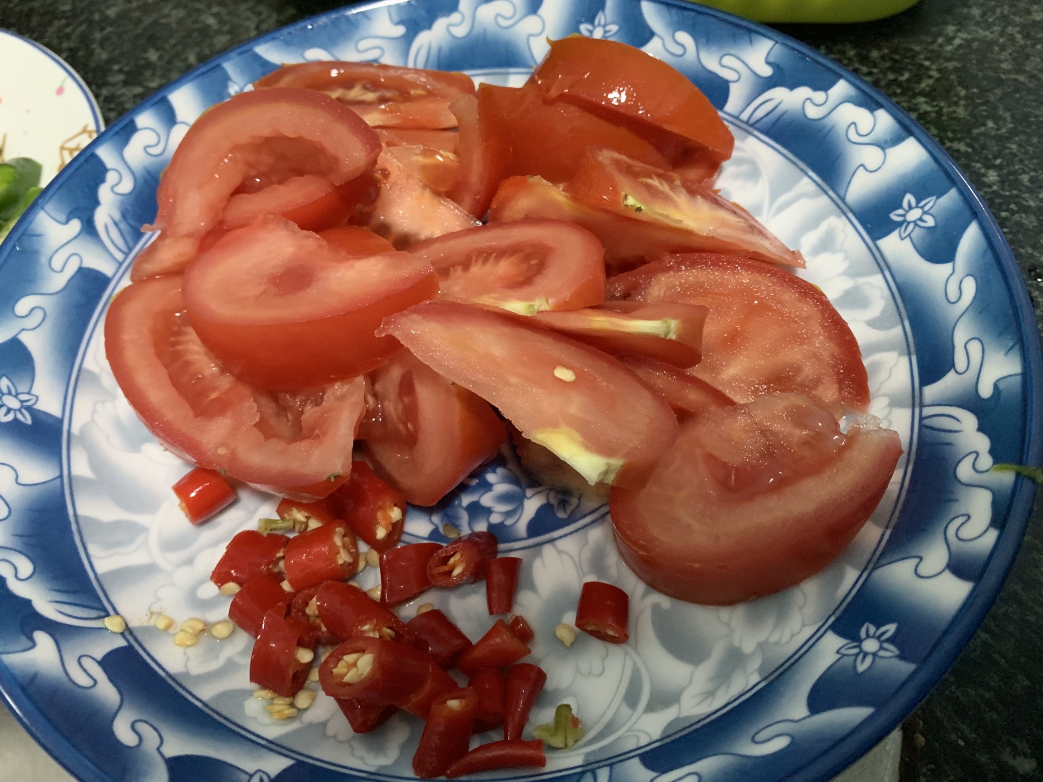 番茄炒蛋炒辣椒的做法 步骤1