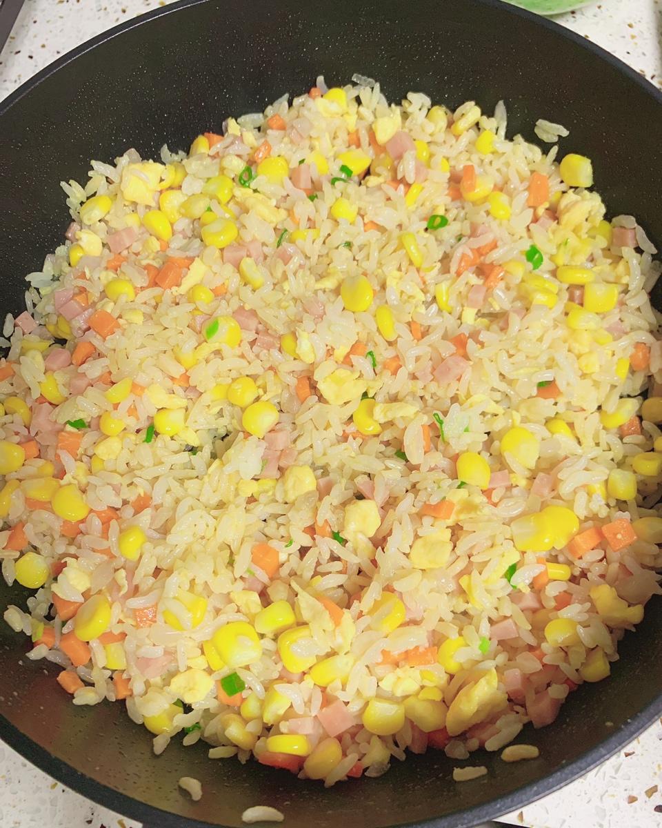 玉米胡萝卜火腿鸡蛋炒饭