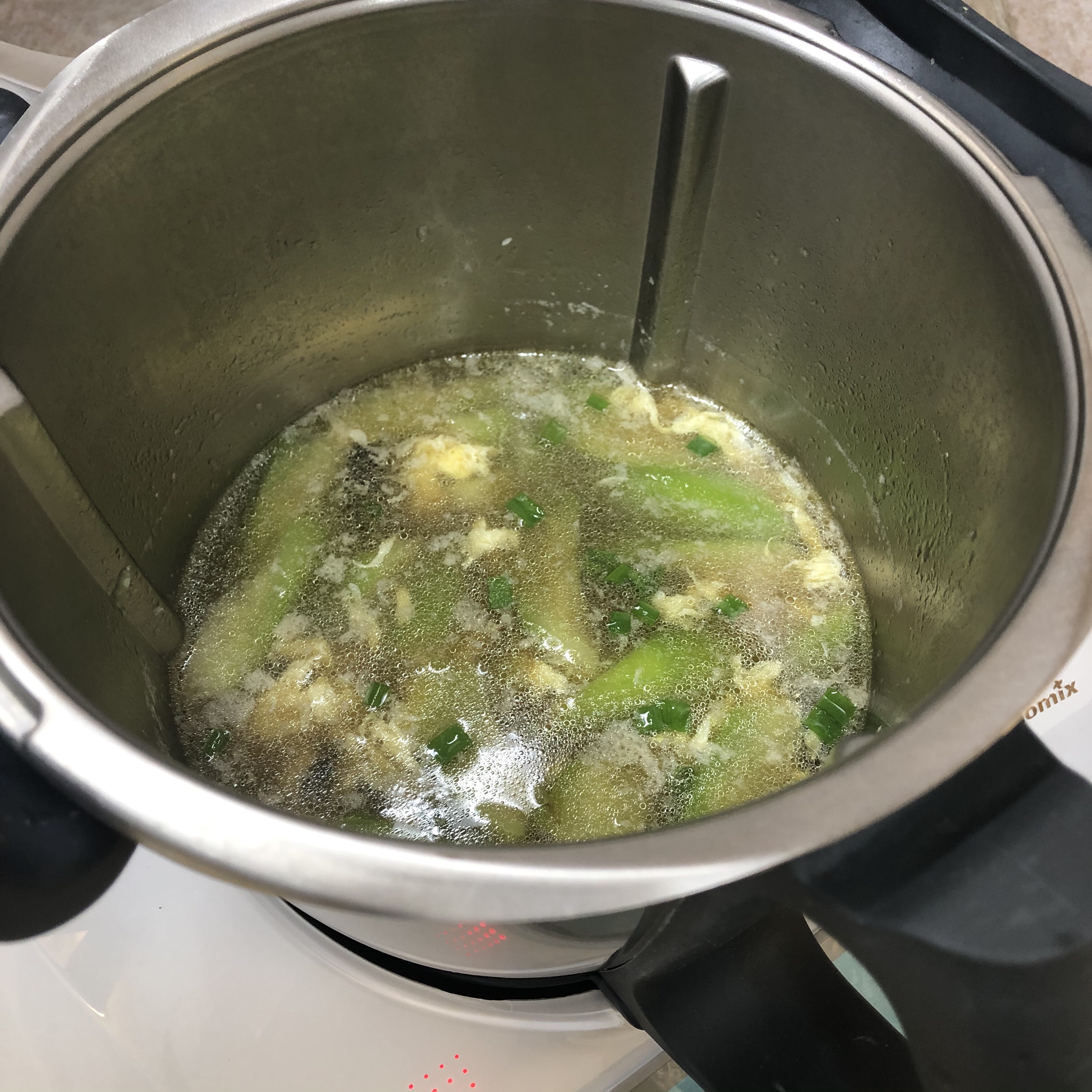 海参丝瓜蛋汤的做法 步骤2
