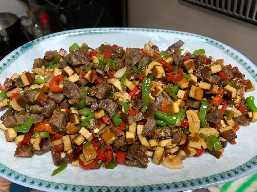 下饭菜🤣随意搭配的“双椒卤牛肉炒香干”