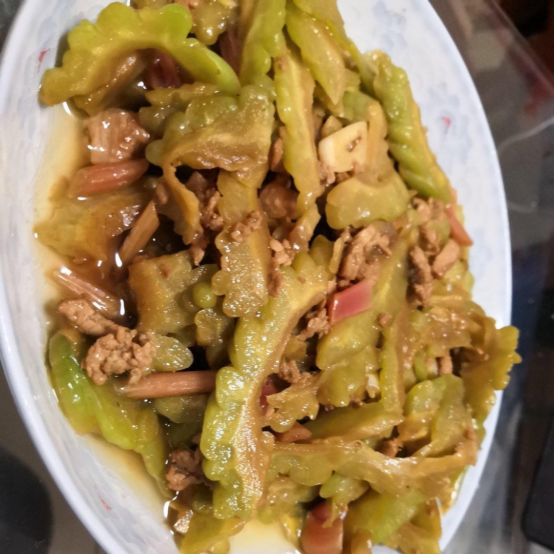 厨师长教你：“苦瓜煎蛋”的家常做法，营养又美味