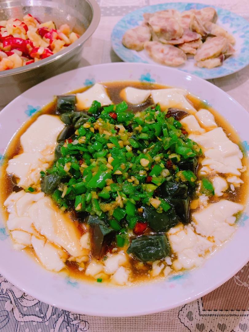 双椒拌皮蛋豆腐