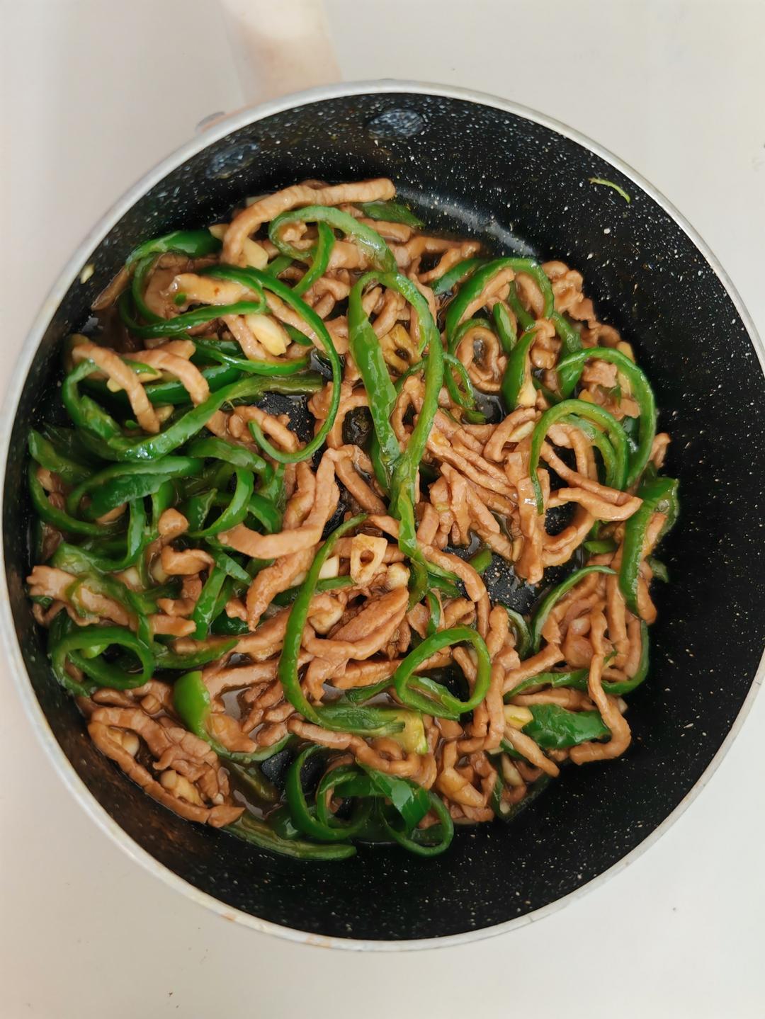 经典的家常菜，青椒炒肉丝，简单的食材也能做出如此美味