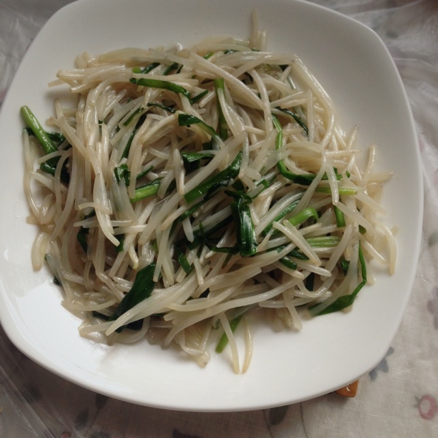 绿豆芽小炒韭菜