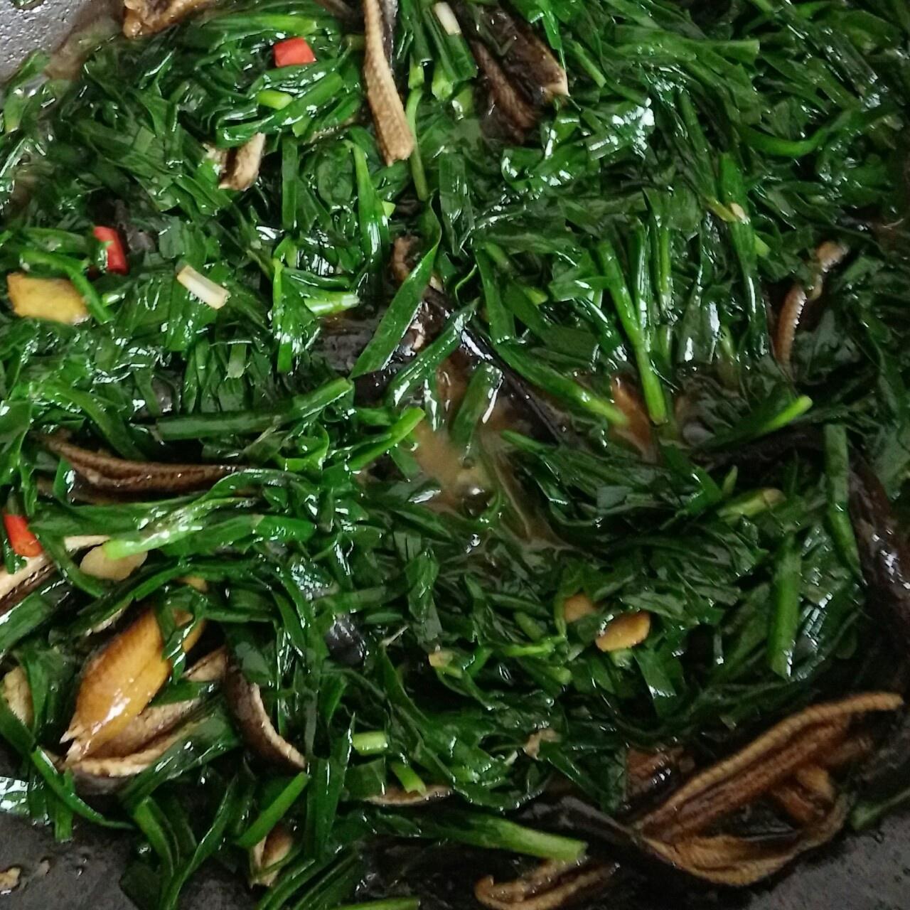 韭菜炒长鱼