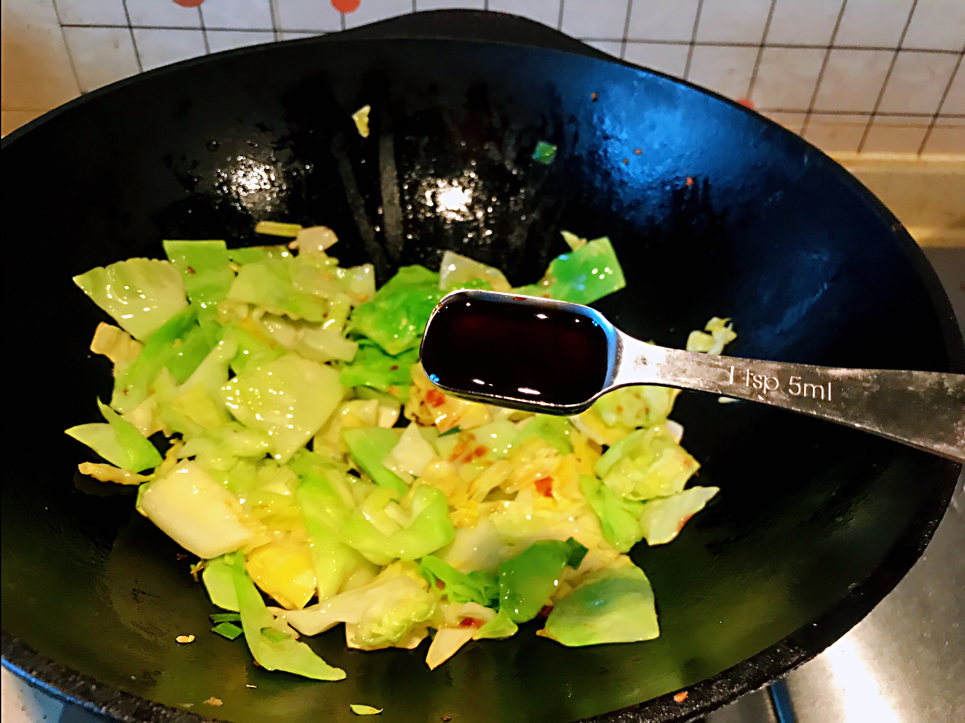 低脂低卡❗️0⃣️难度，Q弹鲜美的包菜炒虾仁❗️的做法 步骤6