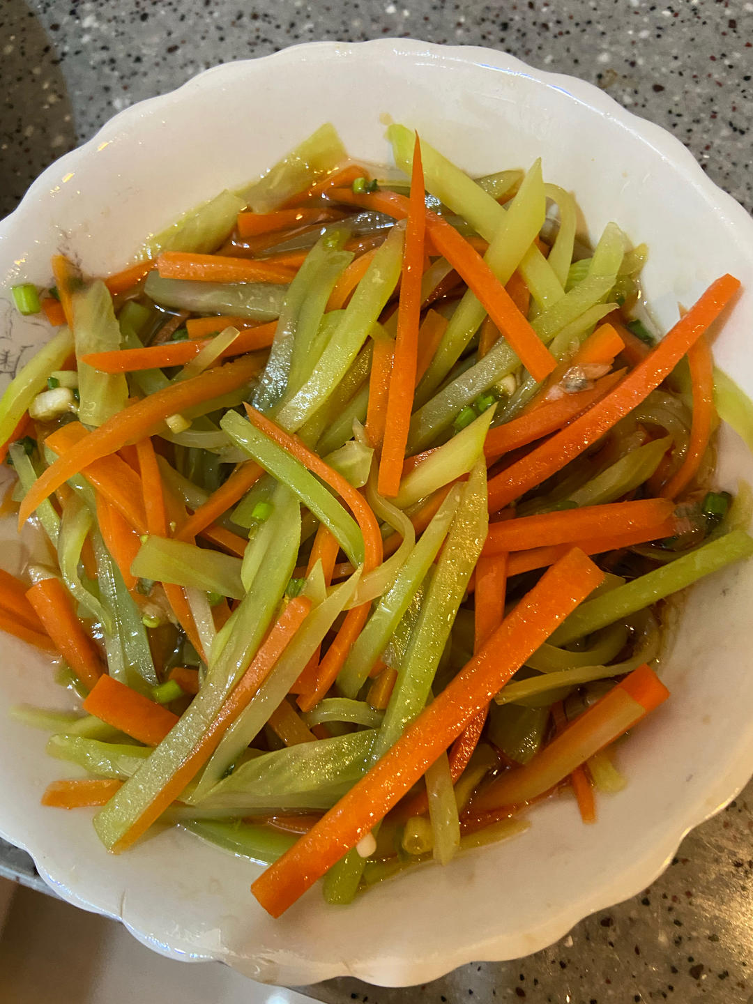 10分钟搞定的快手凉拌菜，清脆爽口的凉拌莴笋丝