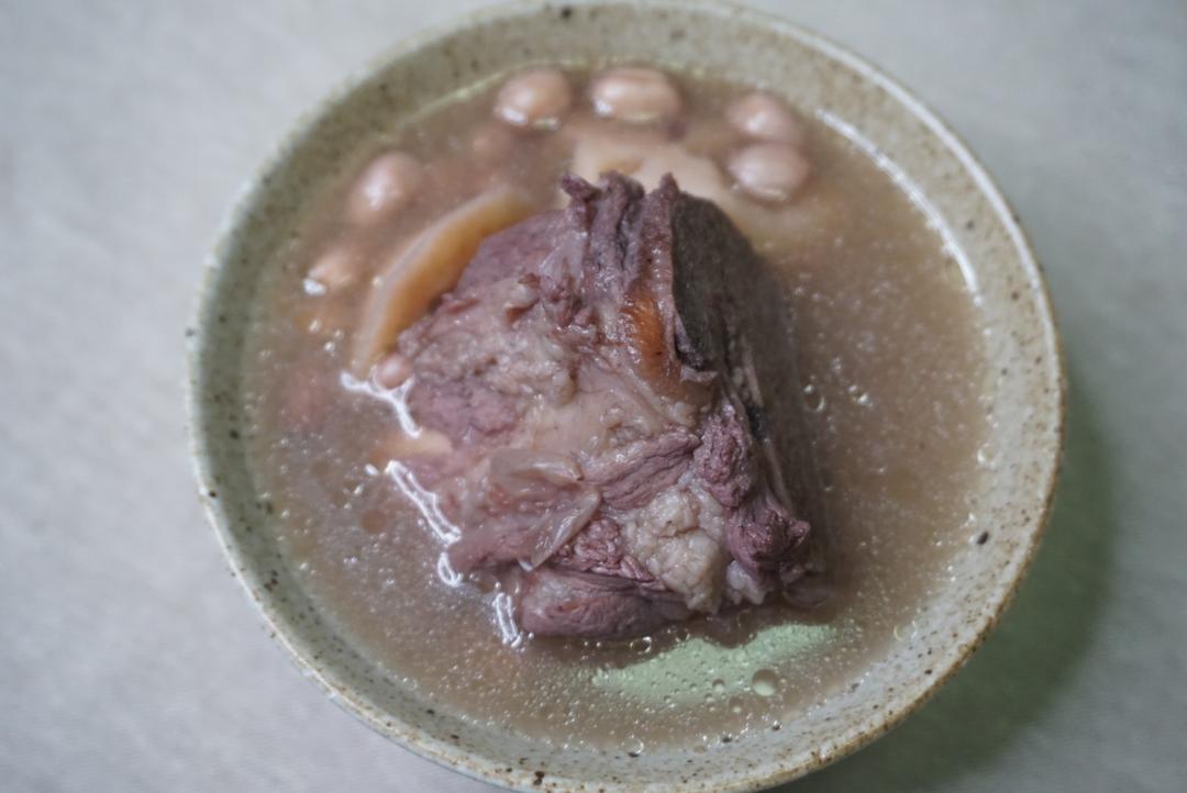 莲藕花生筒骨汤的做法