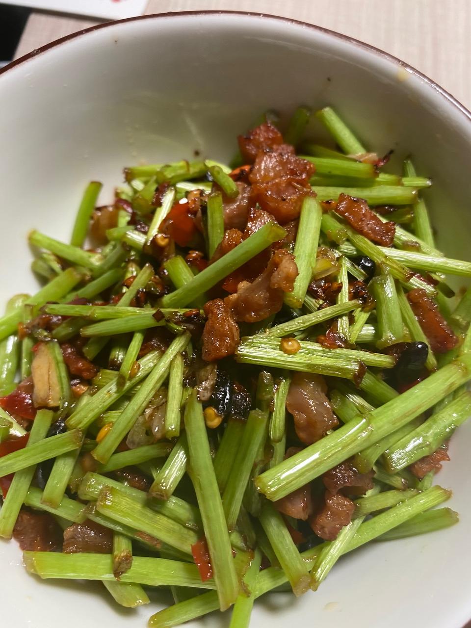 疫情疯家已经快要坚持不住了——茼蒿腊肉丁