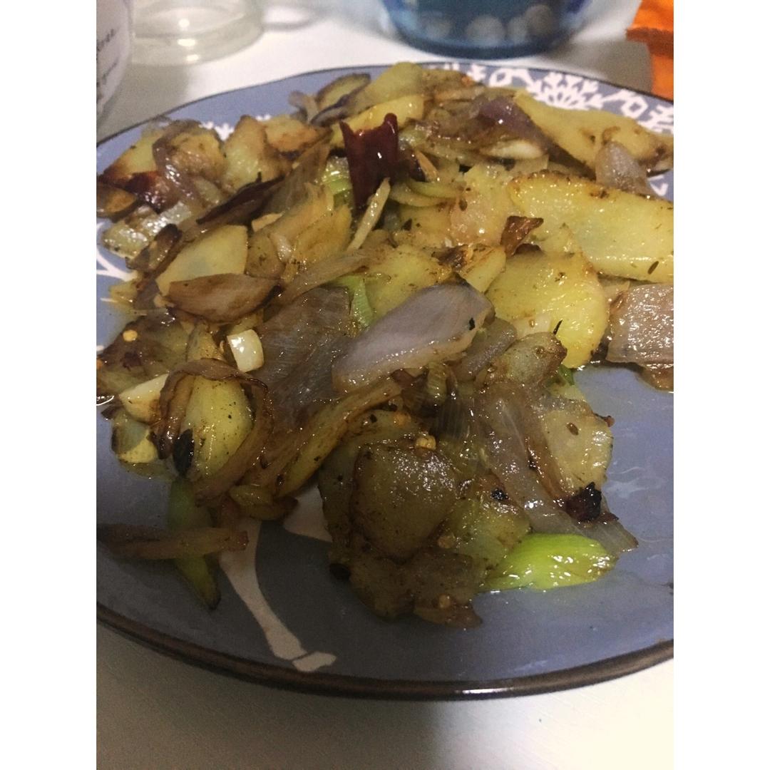 边吃边流泪的「孜然土豆片」