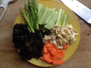 芦笋杂炒—我的轻素食（6）的做法 步骤1