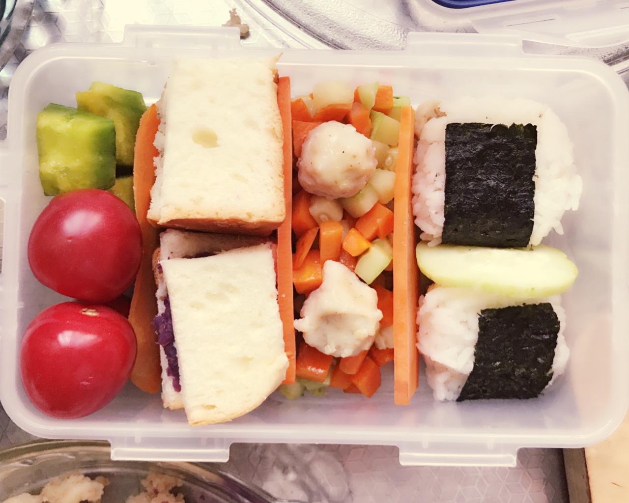儿童便当～吐司🍞饭团🍙水果蔬菜豪华四拼的做法