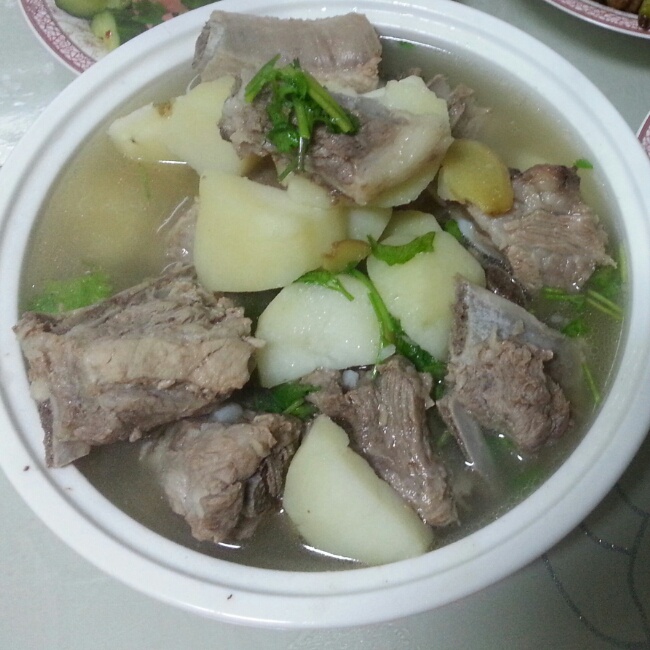兠兠里洧糖做的排骨土豆汤