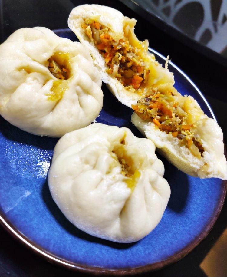 松软的素馅包子