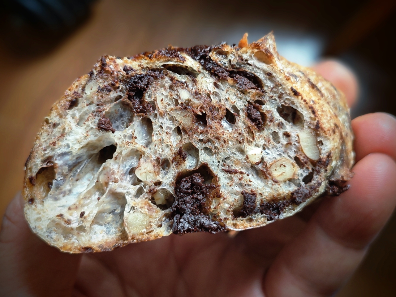 香浓柔嫩-高水量黑麦巧克力核桃面包