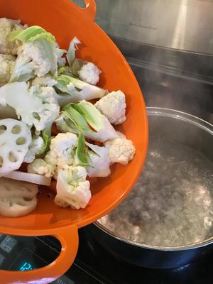 香辣干锅海鲜鸡煲的做法 步骤3