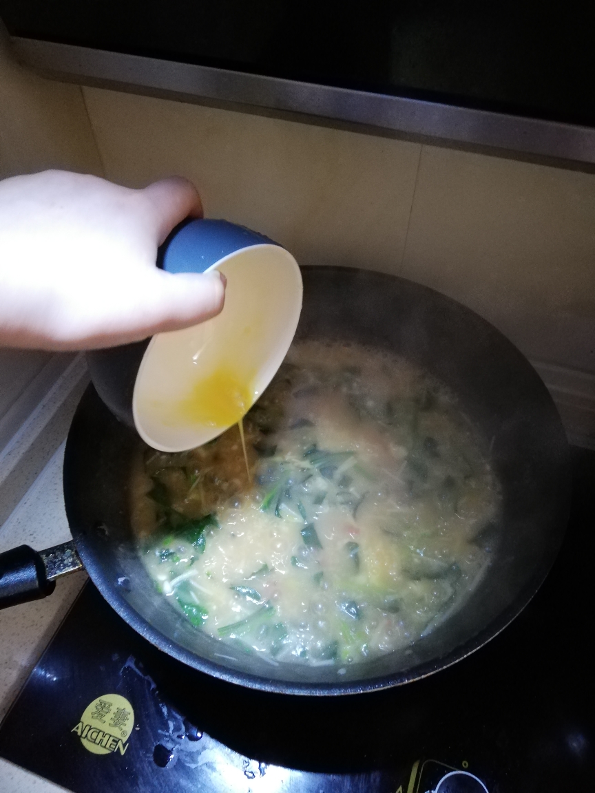 西红柿菠菜金针菇疙瘩汤，简单营养方便，好吃！的做法 步骤7