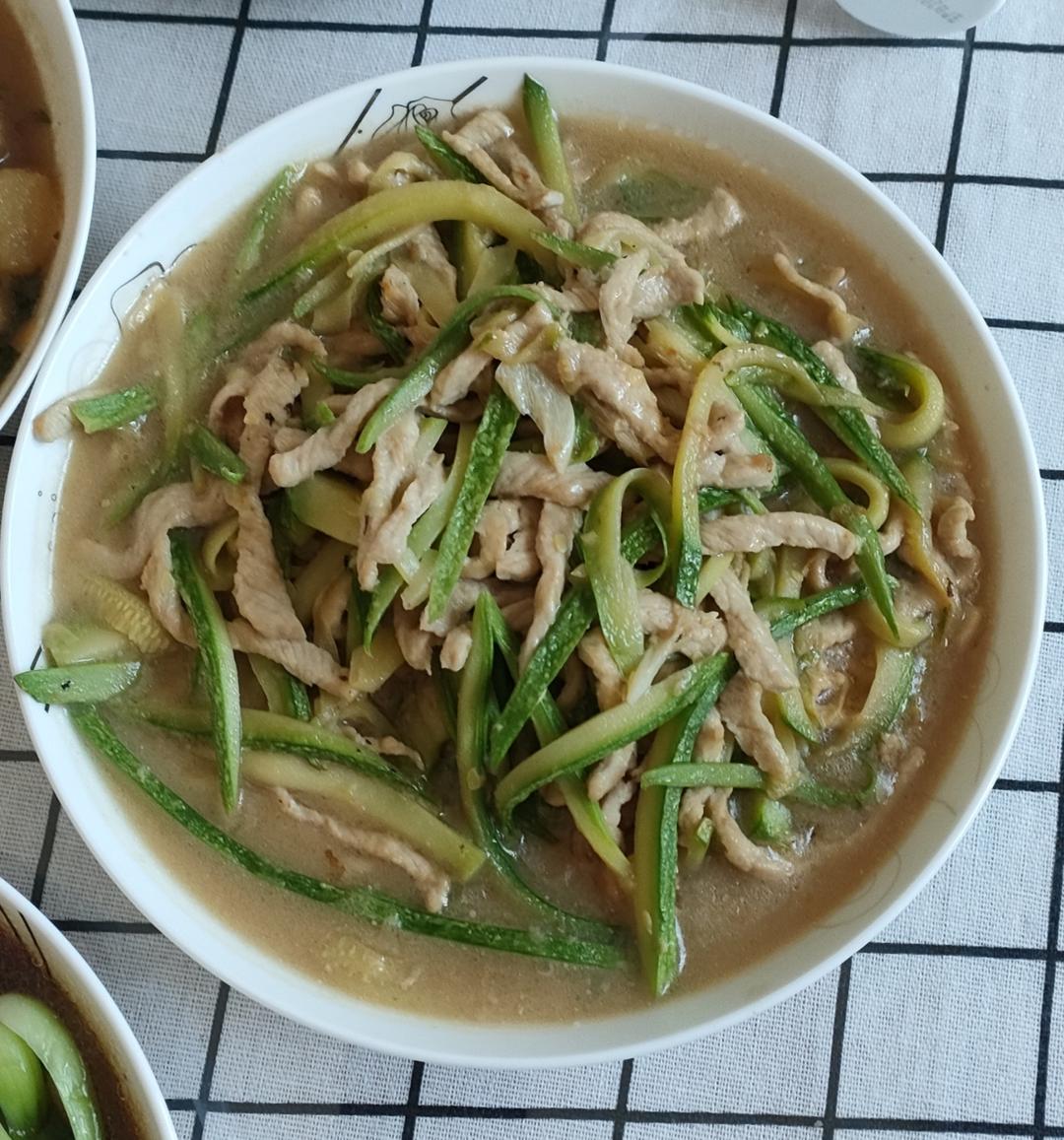 西葫芦炒肉(干锅西葫芦)
