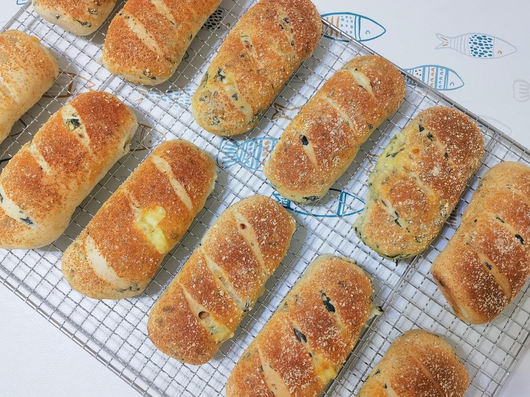 好吃不腻的咸口面包｜【全麦菠菜芝士面包】