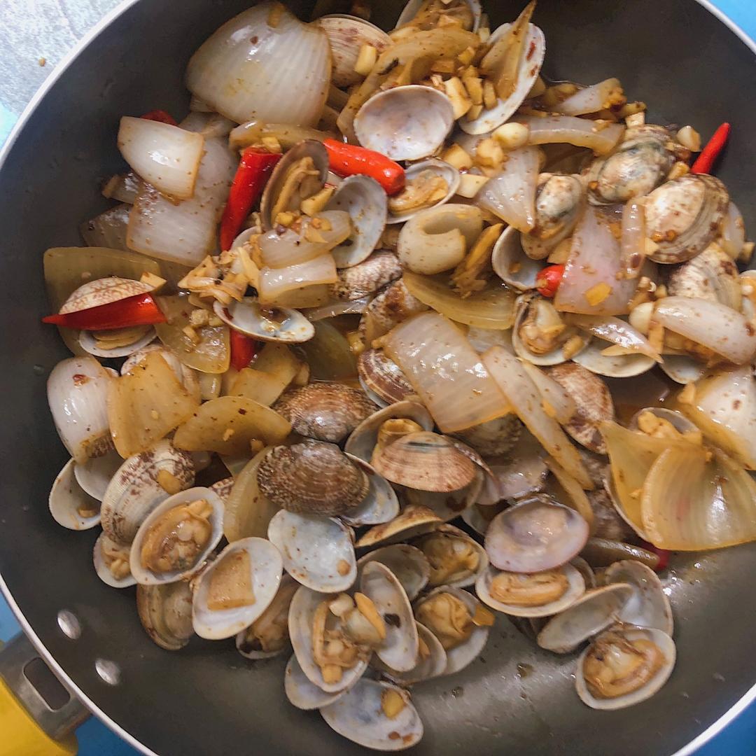洋葱花甲(上班族小成本美食)的做法