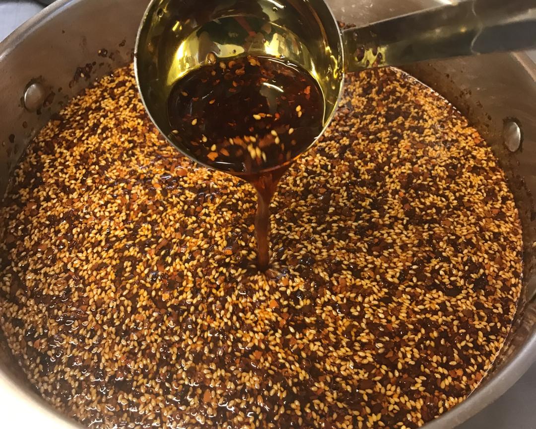 万用的辣椒油附详细解释各式辣油给你整的明明白白（拌凉菜，调面，炒菜增香提色）的做法