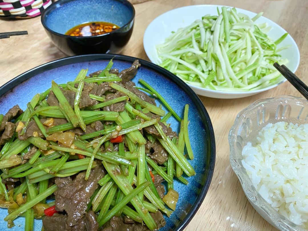 〈小炒黄牛肉〉，这个太好吃了。欣小厨 😉