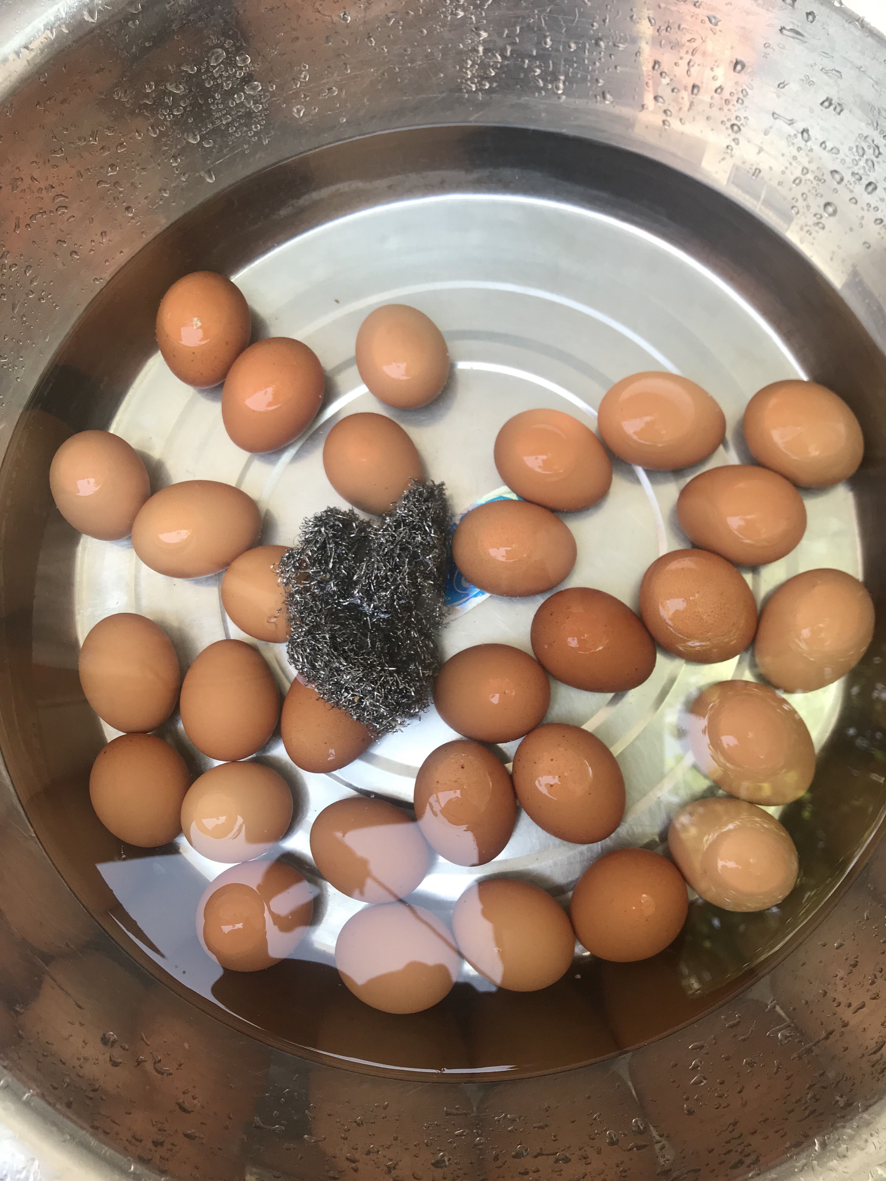保鲜膜腌鸡蛋的做法 步骤2