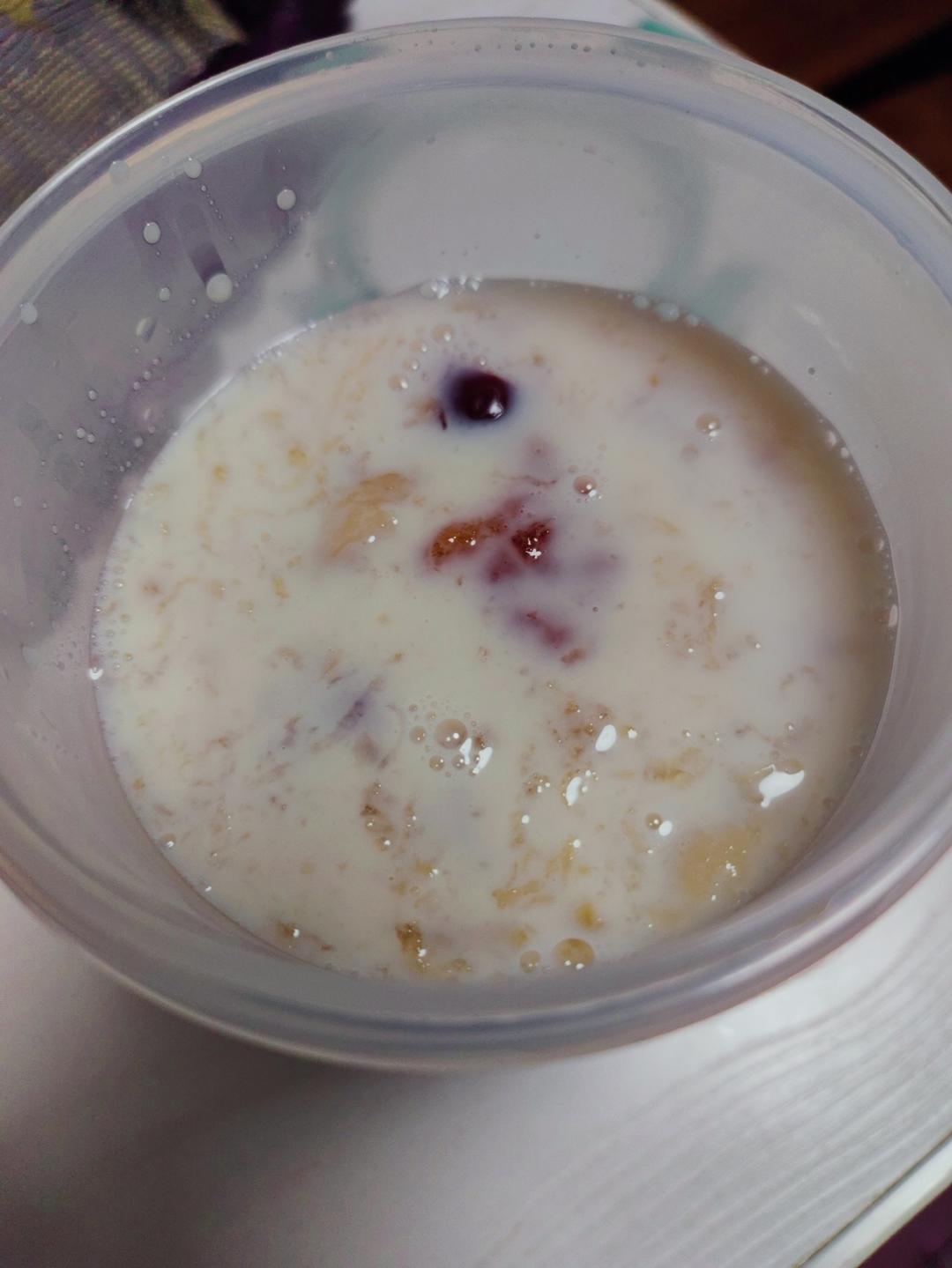 《桃胶皂角米雪燕银耳牛奶羹》据说一碗等于敷30片面膜的功效