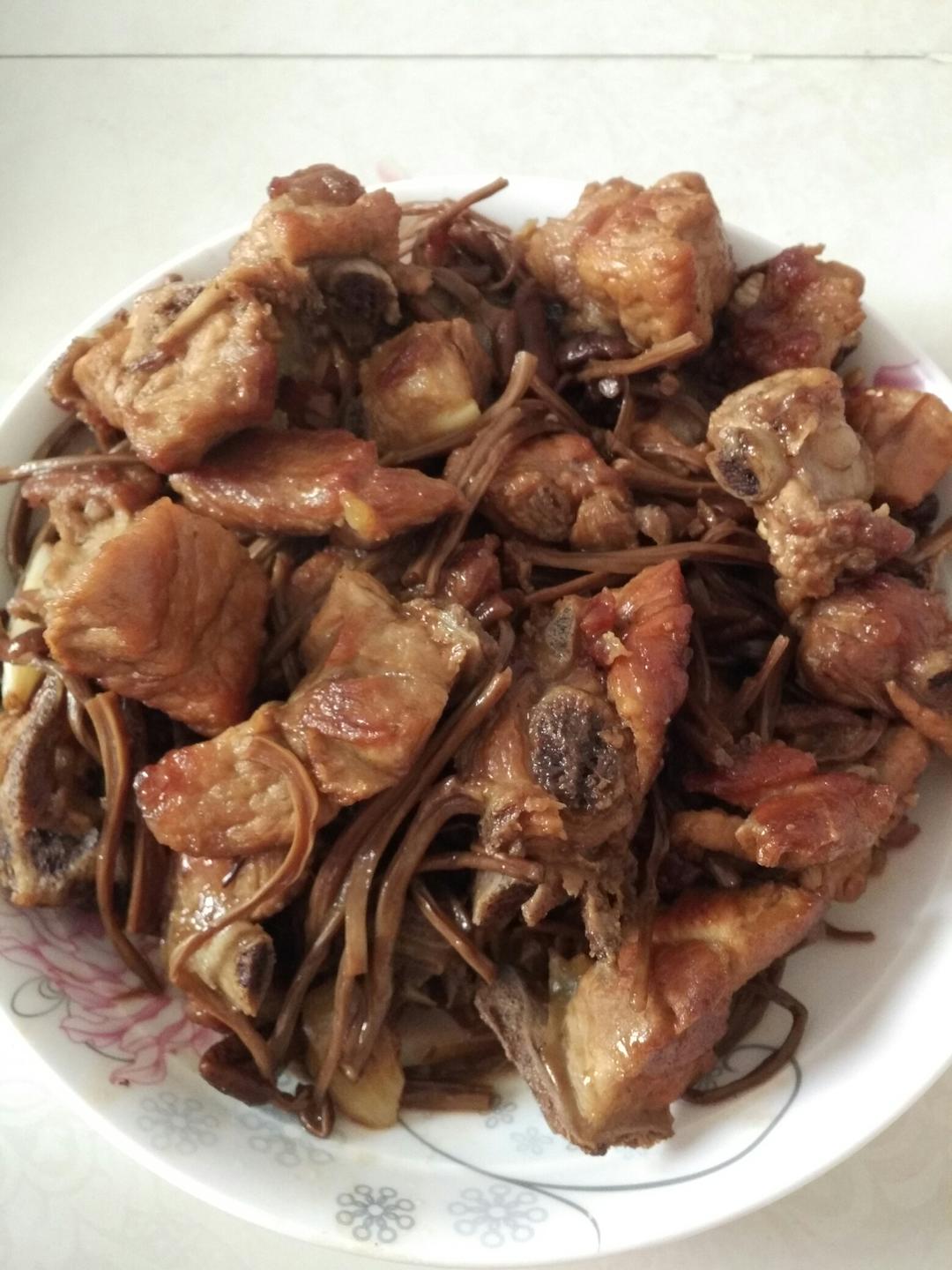 茶树菇烧排骨的做法