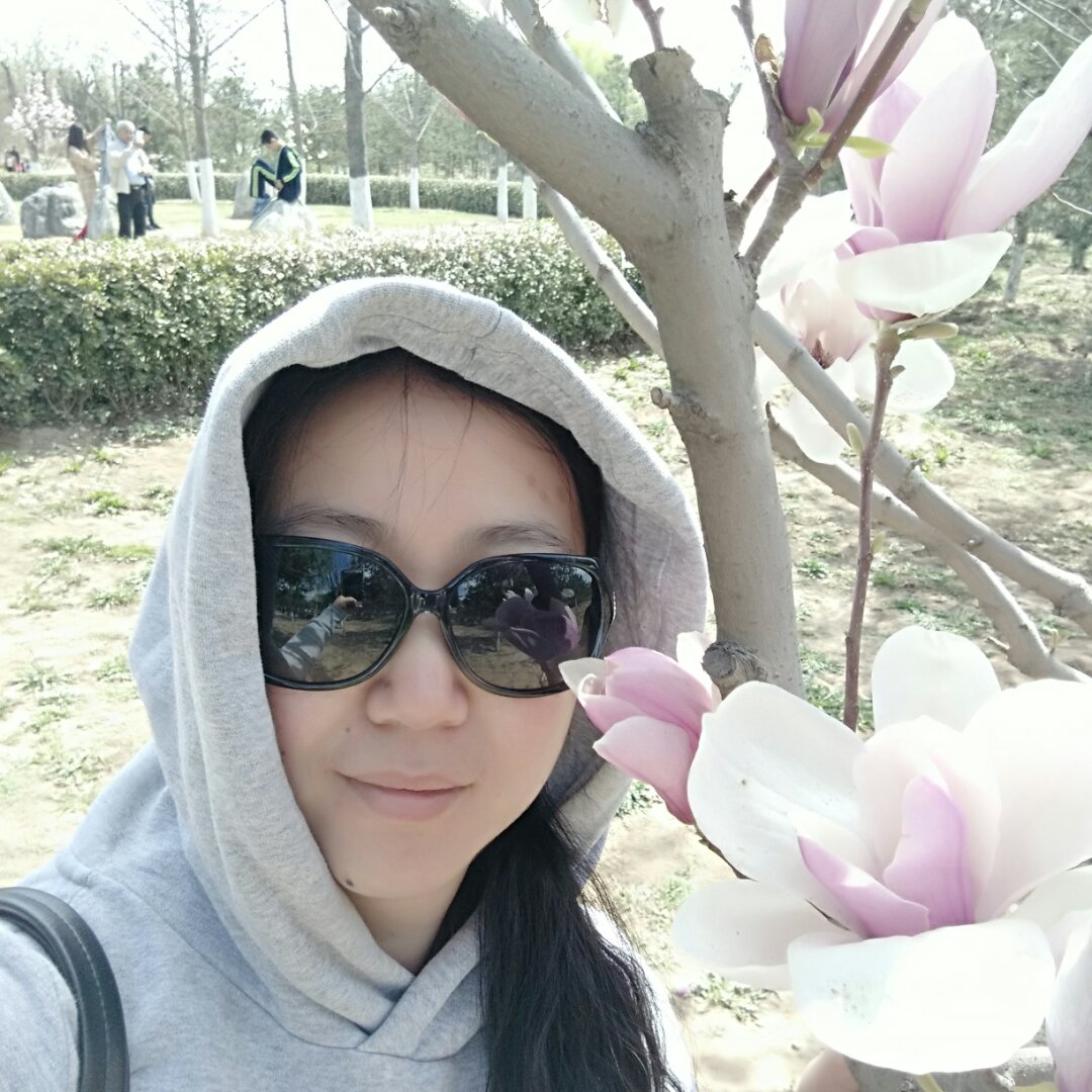 玉兰花旁