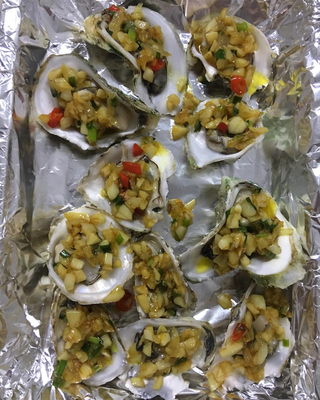 烤生蚝 生蚝好吃关键是蒜茸做得好