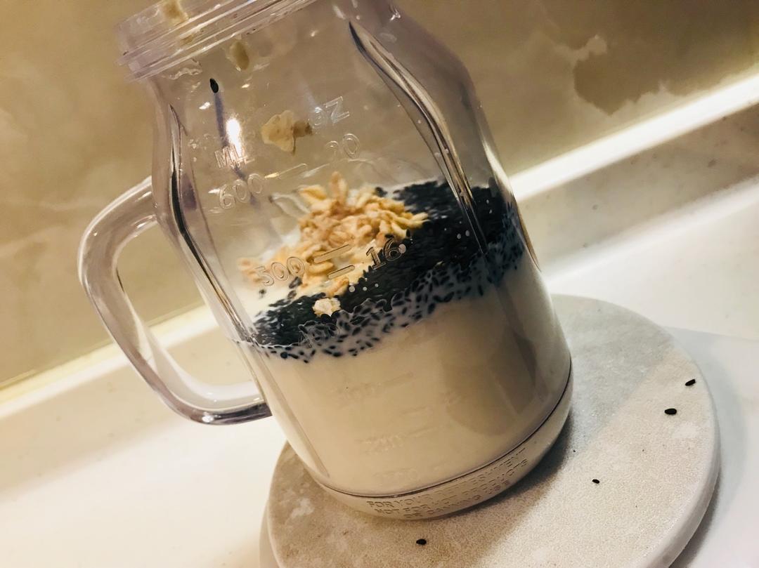 爱琴海_rtxm做的香蕉麦片黑芝麻奶昔