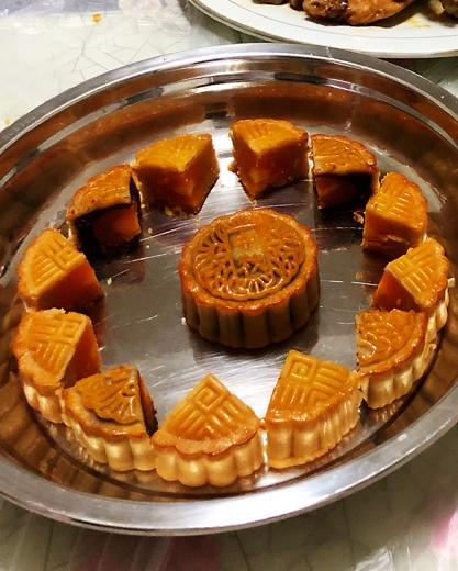 广式经典——白莲蓉蛋黄月饼